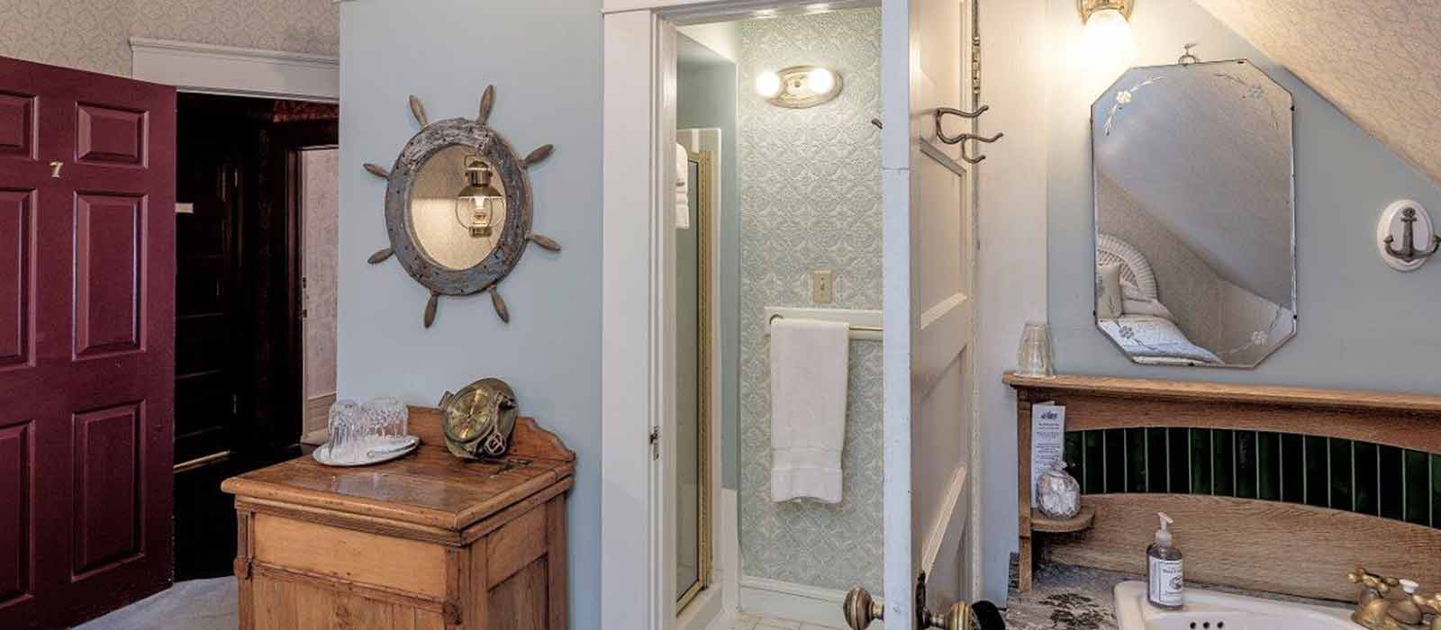 Skipper's Rest In-room Vanity
