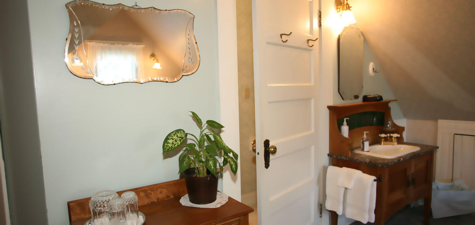 Skipper's Rest In-room Vanity